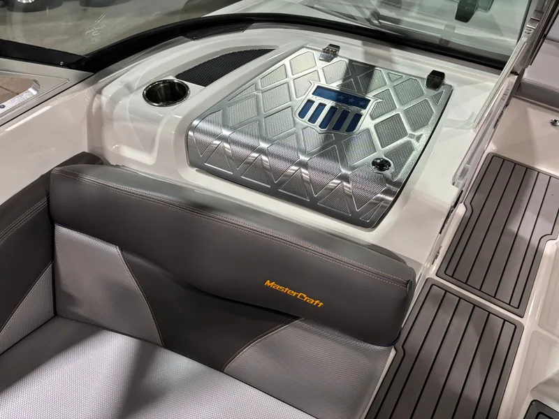 Slide: The Image of MasterCraft X2 2016 - 10