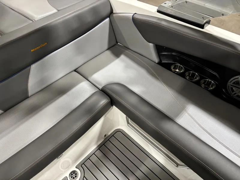 Slide: The Image of MasterCraft X2 2016 - 8