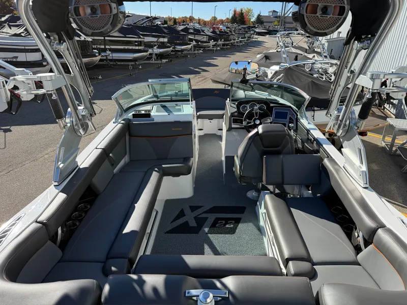 Slide: The Image of MasterCraft XT22 2019 - 10