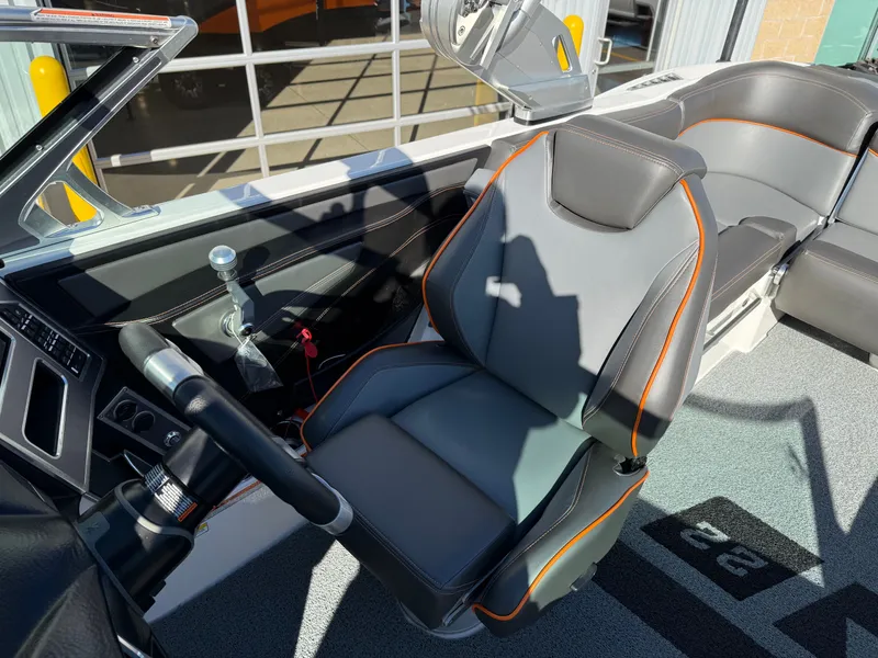 Slide: The Image of MasterCraft XT22 2019 - 14