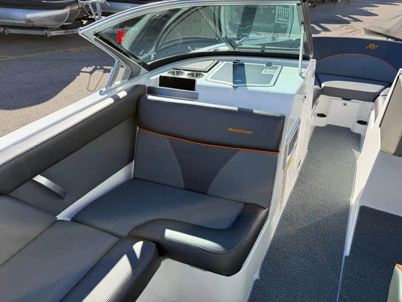 Slide: The Image of MasterCraft XT22 2019 - 16