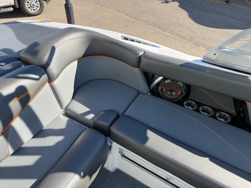 Slide: The Image of MasterCraft XT22 2019 - 19