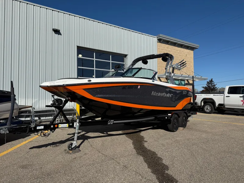 Slide: The Image of MasterCraft XT22 2019 - 2