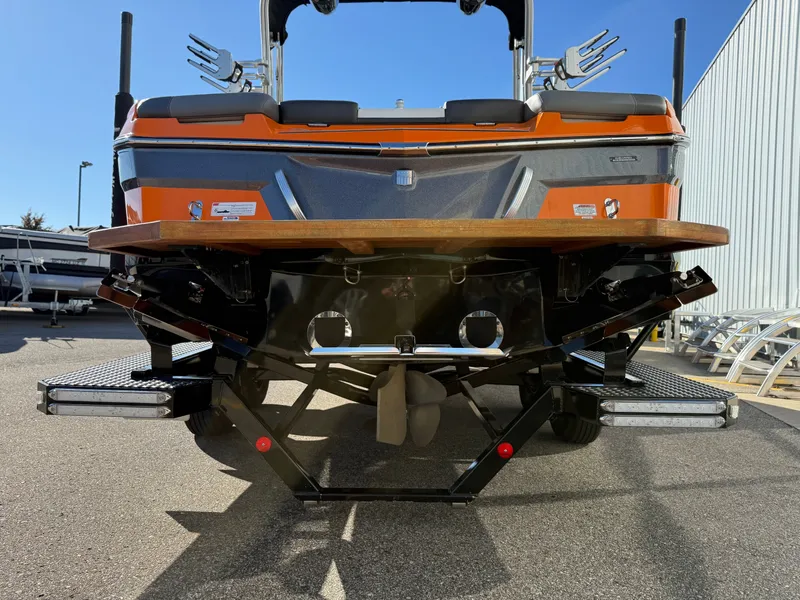 Slide: The Image of MasterCraft XT22 2019 - 5