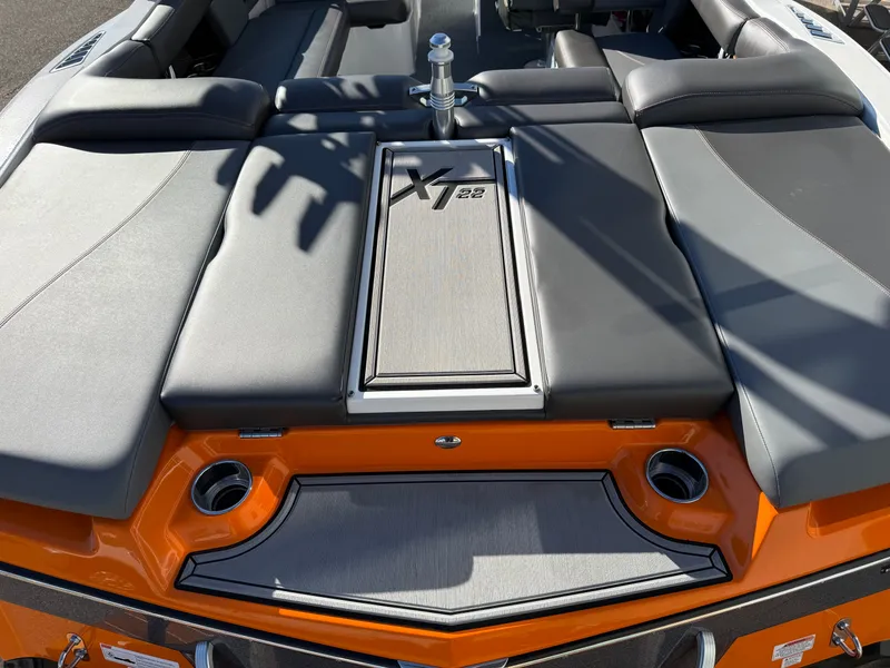 Slide: The Image of MasterCraft XT22 2019 - 8