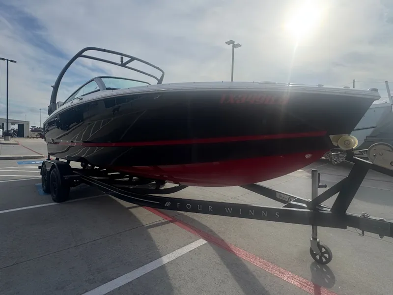 Slide: The Image of Four Winns H4 2023 - 10