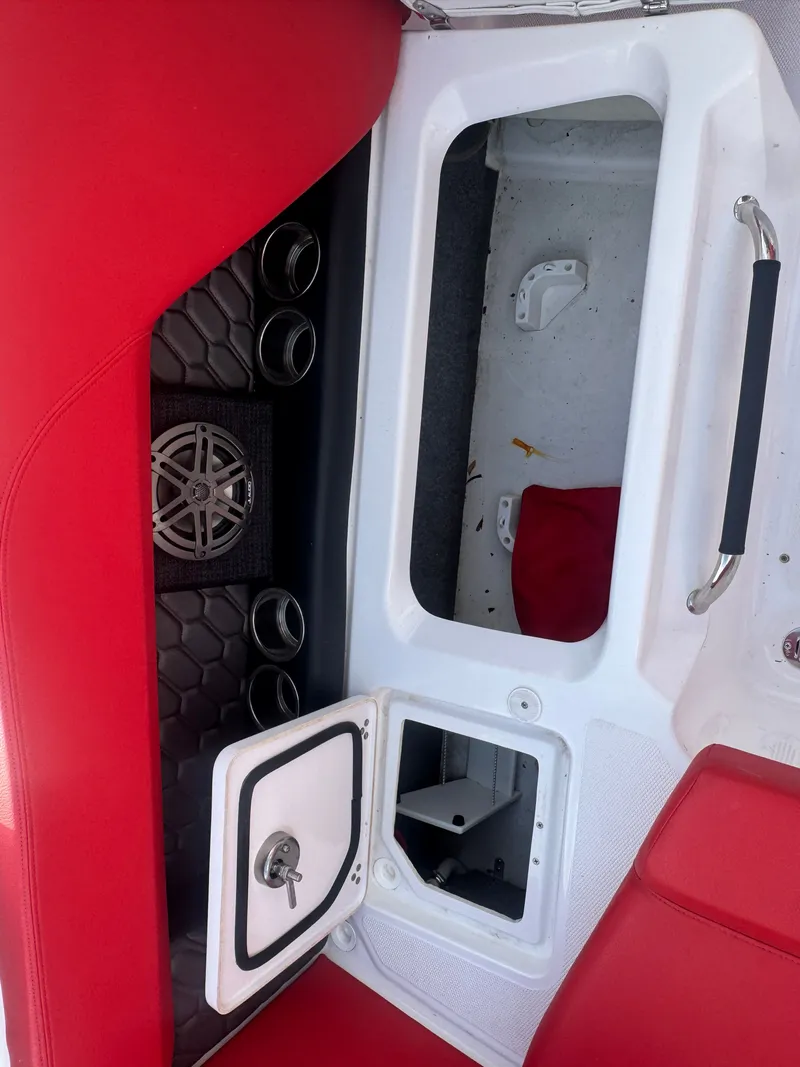 Slide: The Image of Four Winns H4 2023 - 16