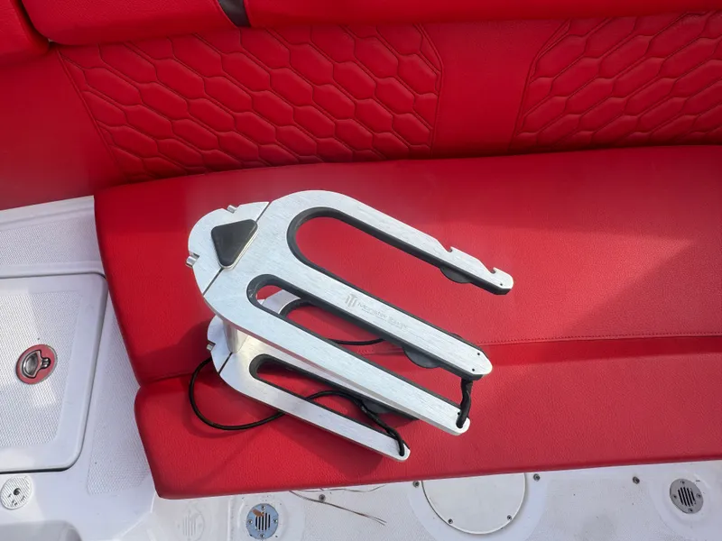 Slide: The Image of Four Winns H4 2023 - 18