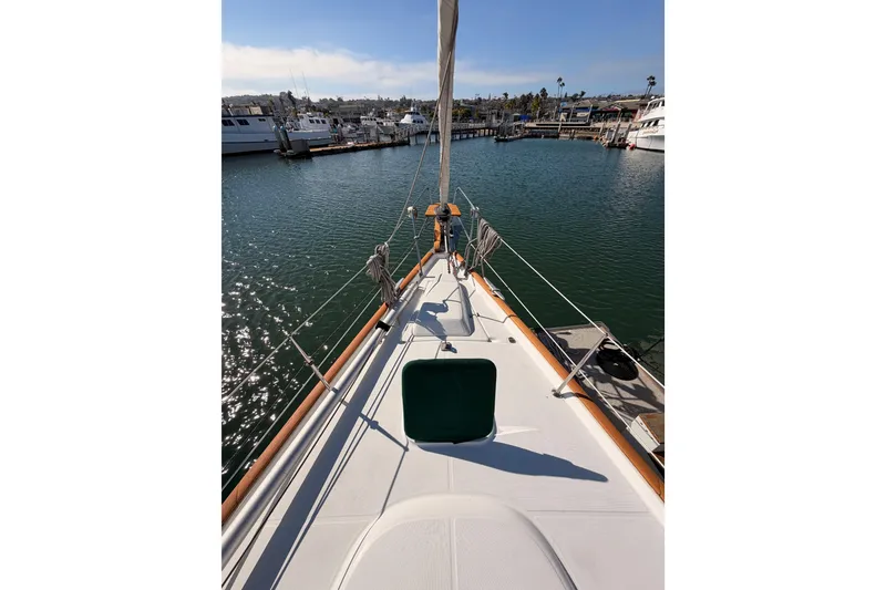 Slide: The Image of 2003 Beneteau Oceanis Clipper 473 sailboat docked in a sunny marina. - 17