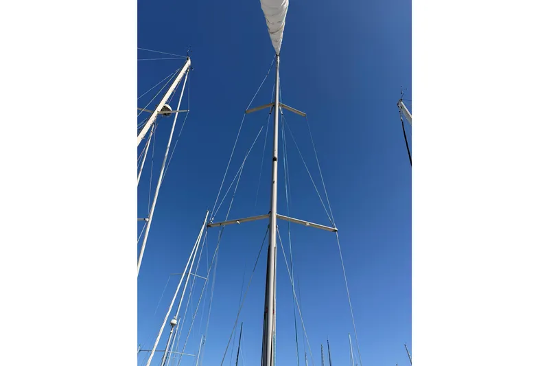 Slide: The Image of Mast of 2003 Beneteau Oceanis Clipper 473 sailboat against clear blue sky. - 23