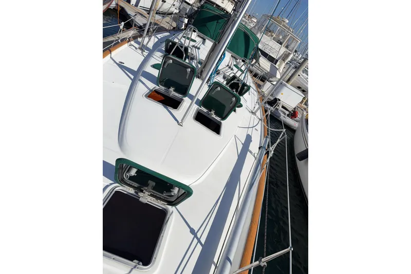 Slide: The Image of 2003 Beneteau Oceanis Clipper 473 sailboat deck view at marina. - 24