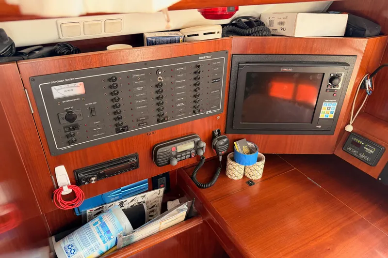 Slide: The Image of Control panel and navigation equipment on a 2003 Beneteau Oceanis Clipper 473 yacht. - 48