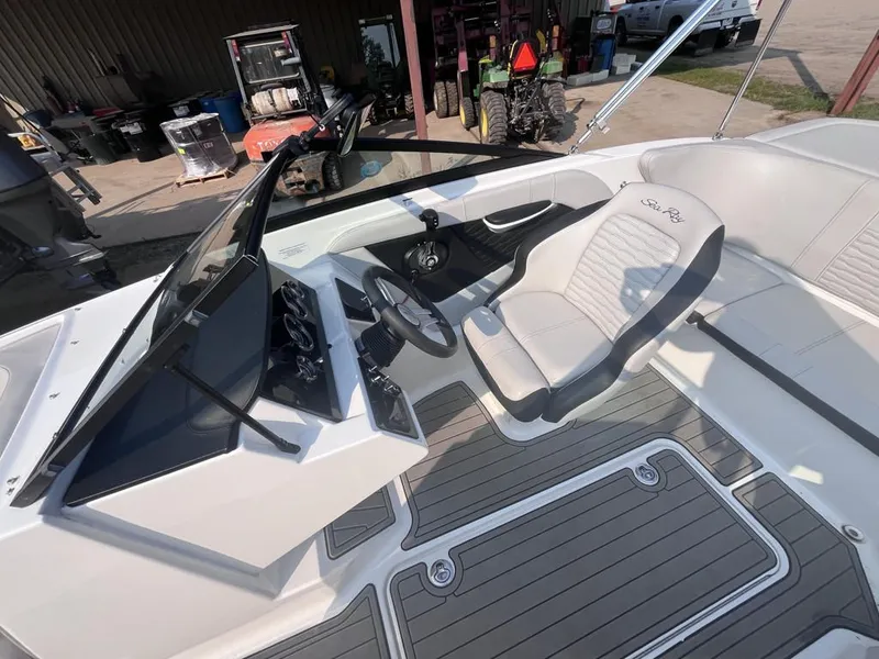 Slide: The Image of Sea Ray SPX 190 Outboard 2023 - 20