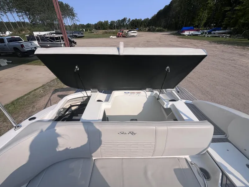 Slide: The Image of Sea Ray SPX 190 Outboard 2023 - 37