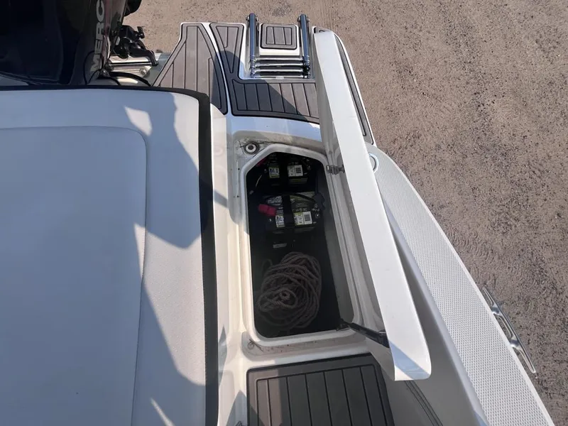 Slide: The Image of Sea Ray SPX 190 Outboard 2023 - 40