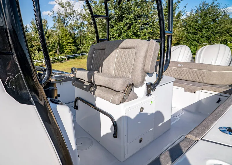 Slide: The Image of Sea Hunt Ultra 285 CB 2026 - 24