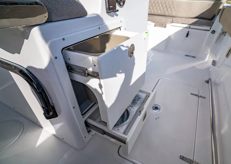 Slide: The Image of Sea Hunt Ultra 285 CB 2026 - 25