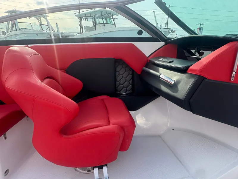 Slide: The Image of Four Winns H4 2023 - 15