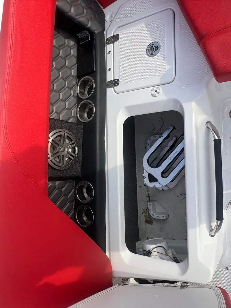 Slide: The Image of Four Winns H4 2023 - 17