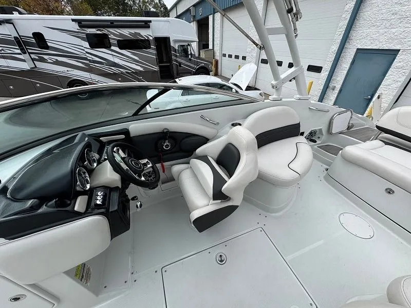 Slide: The Image of Crownline Boats E24XS 2018 - 9