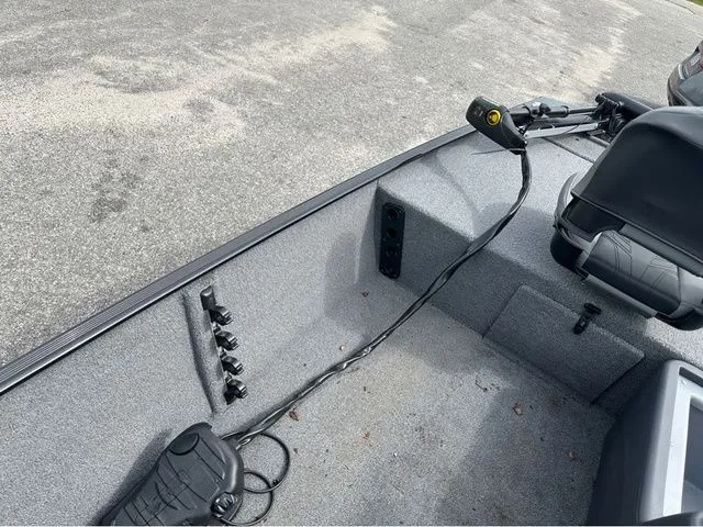 Slide: The Image of Tracker BASS TRACKER CLASSIC XL W/50HP 2025 - 11