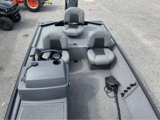 Slide: The Image of Tracker BASS TRACKER CLASSIC XL W/50HP 2025 - 13