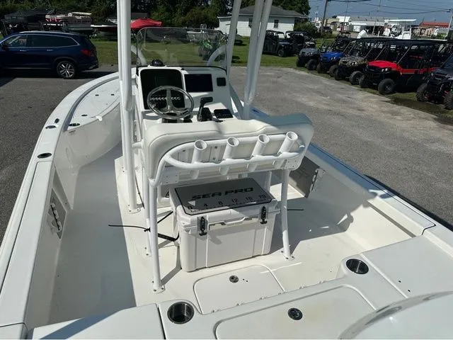 Slide: The Image of Sea Pro 230 DLX W/200 HP 2025 - 12