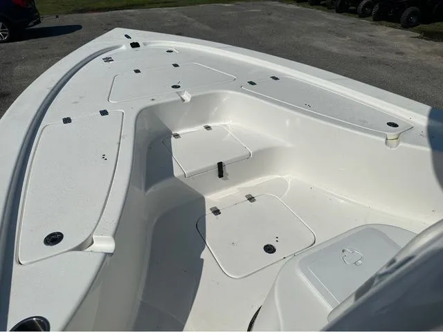 Slide: The Image of Sea Pro 230 DLX W/200 HP 2025 - 18