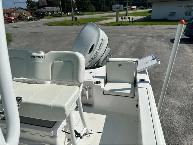 Slide: The Image of Sea Pro 230 DLX W/200 HP 2025 - 27