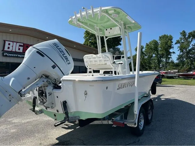 Slide: The Image of Sea Pro 230 DLX W/200 HP 2025 - 32