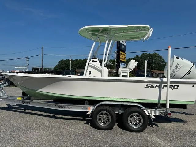 Slide: The Image of Sea Pro 230 DLX W/200 HP 2025 - 35