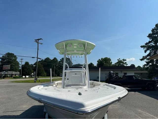 Slide: The Image of Sea Pro 230 DLX W/200 HP 2025 - 37