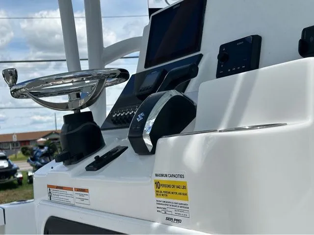 Slide: The Image of Sea Pro 250 DLX W/300HP 2025 - 10
