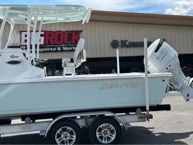 Slide: The Image of Sea Pro 250 DLX W/300HP 2025 - 2