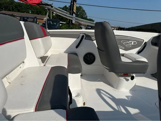 Slide: The Image of Tahoe TAHOE 21 W/150 HP 2024 - 11