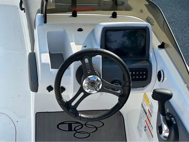 Slide: The Image of Tahoe TAHOE 21 W/150 HP 2024 - 14