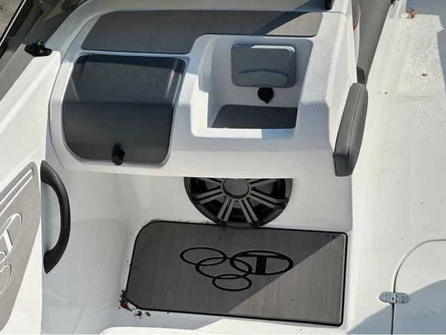 Slide: The Image of Tahoe TAHOE 21 W/150 HP 2024 - 15