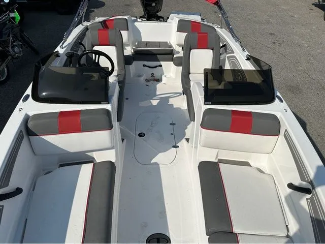 Slide: The Image of Tahoe TAHOE 21 W/150 HP 2024 - 18