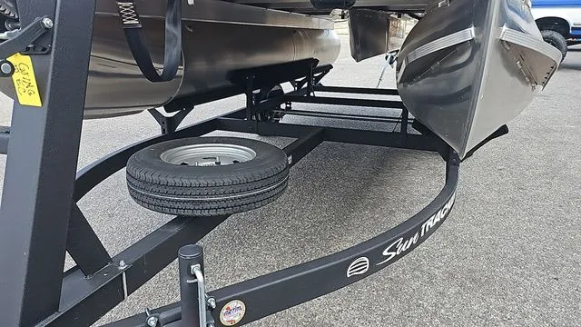 Slide: The Image of Sun Tracker PARTY BARGE 16 DLX W/50HP 2025 - 18