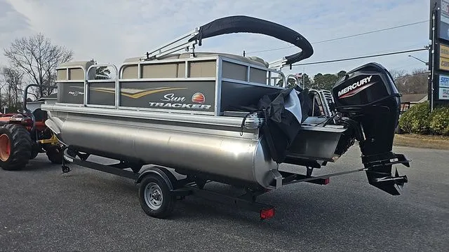 Slide: The Image of Sun Tracker PARTY BARGE 16 DLX W/50HP 2025 - 4