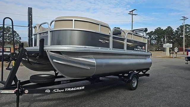 Slide: The Image of Sun Tracker PARTY BARGE 16 DLX W/50HP 2025 - 6