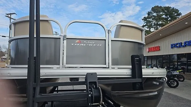 Slide: The Image of Sun Tracker PARTY BARGE 16 DLX W/50HP 2025 - 7