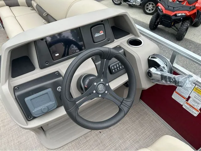 Slide: The Image of Sun Tracker PARTY BARGE 20 DLX W/90HP 2024 - 19