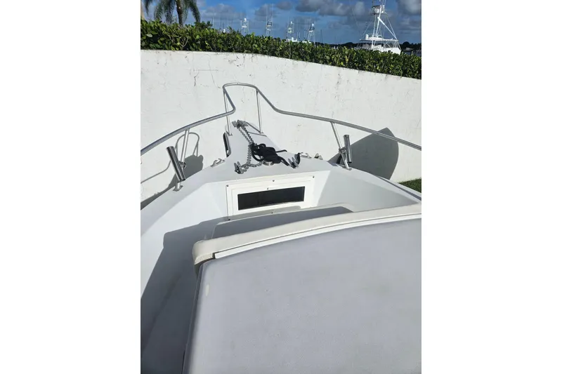 Slide: The Image of 1989 Mako 260 Walk Around boat deck with railing and anchor chain. - 6