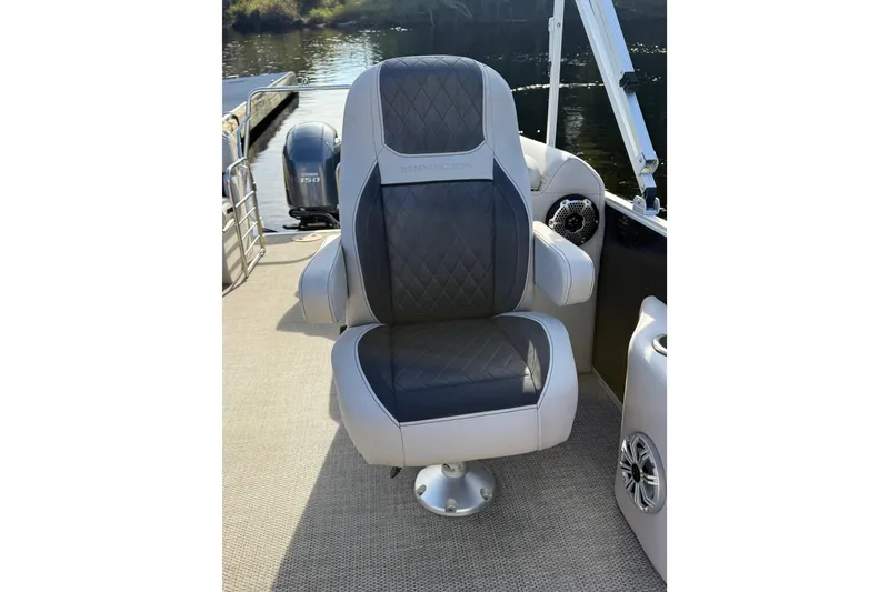 Slide: The Image of Captain's chair on 2019 Bennington G 22 GSRFB pontoon boat, near water. - 15