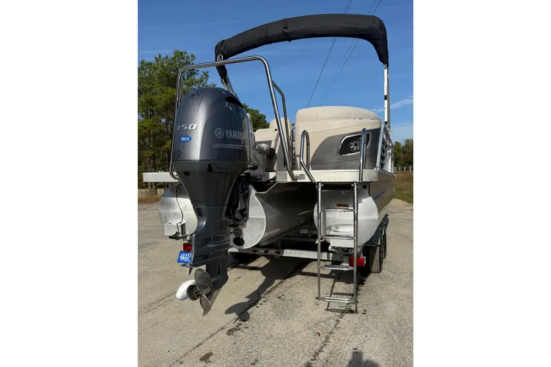 Slide: The Image of 2019 Bennington G 22 GSRFB pontoon boat with Yamaha 150 outboard motor. - 20