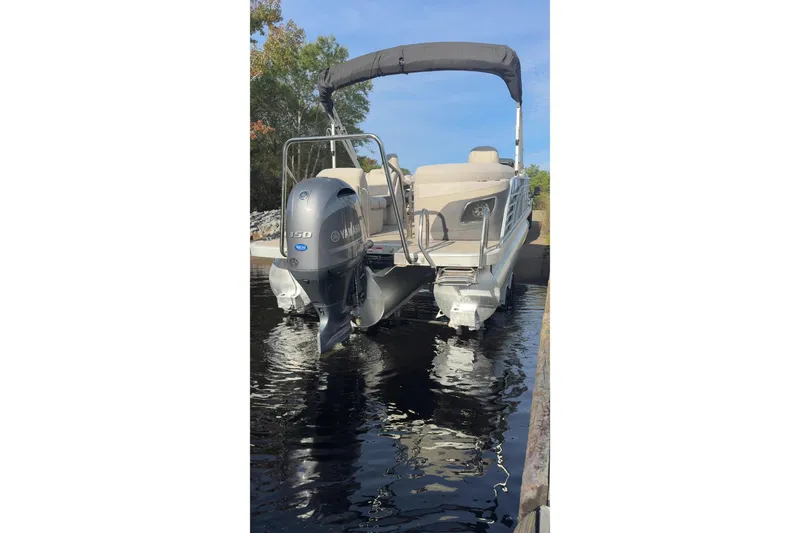 Slide: The Image of 2019 Bennington G 22 GSRFB pontoon boat with Yamaha 150 engine on calm water. - 9