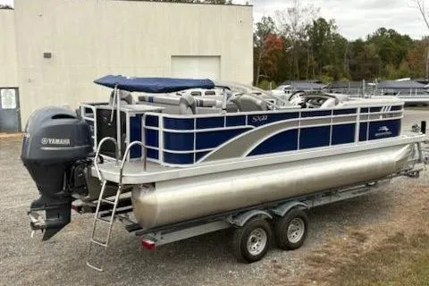 The Image of 2022 Bennington 22SXSAPG pontoon boat on trailer with Yamaha outboard motor. - 1