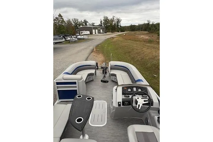 Slide: The Image of 2022 Bennington 22SXSAPG pontoon boat interior with seating and steering console. - 8