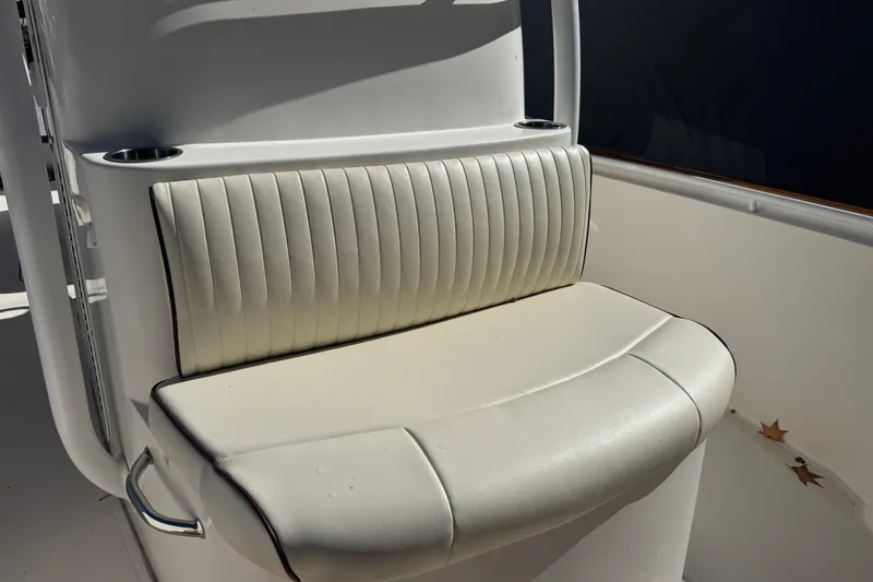 Slide: The Image of White cushioned seating on 2011 Hunt Yachts Surfhunter 25 CC boat. - 6